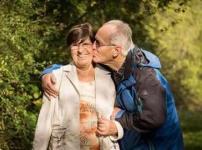 旦那さんが奥さんにキスをしている高齢者夫婦の写真