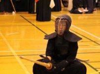 剣道の試合で蹲踞する剣士