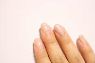 女性の綺麗な指先と爪