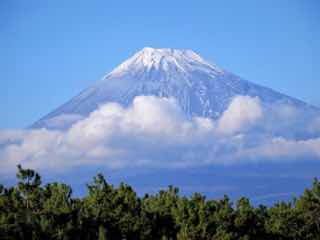 雲にかすむ富士山